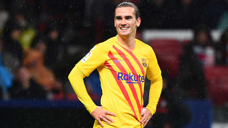 Hinchas del Atlético de Madrid reciben a Griezmann en su antigua casa con insultos y ratas de peluche