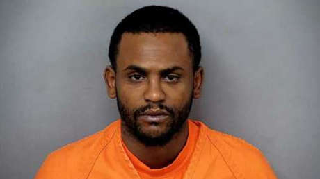 Un hombre con la ropa cubierta de sangre acude a una comisaría para confesar que mató a dos personas