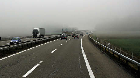VIDEO: Transeúnte esquiva autos a toda velocidad para advertir a los conductores sobre 'minas viales' de hielo negro