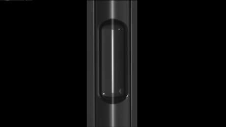 Un estudiante resuelve la incógnita de por qué las burbujas de gas no suben en tubos estrechos (y descubre que sí lo hacen)