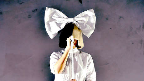 Dice haber ganado la lotería, paga las compras de los clientes de un Walmart y luego descubren que era la cantante Sia