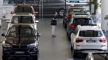 Se las ingenia para obligar a sus padres a comprarle un lujoso coche pero le sale mal y termina detenido por la Policía