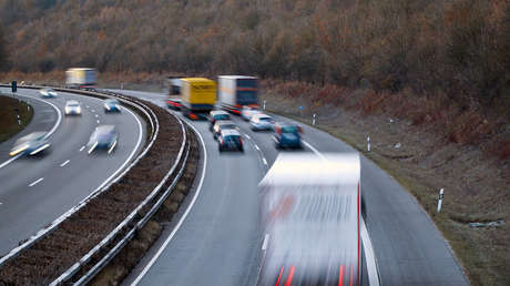 VIDEO: Afortunado automovilista se salva de ser aplastado por un contenedor que cae de un camión en una autopista