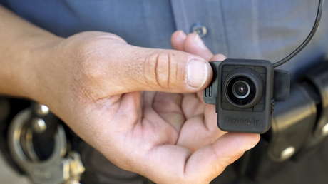 Investigan a un policía que quedó grabado por su cámara corporal cuando presuntamente acariciaba el pecho de una mujer muerta en EE.UU.