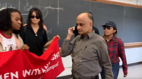 VIDEO: Estudiantes en EE.UU. persiguen a un profesor acusado de conducta sexual inapropiada