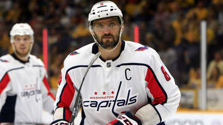 VIDEO: El jugador ruso de hockey Ovechkin usa un soplete para 'arreglar' su casco en pleno partido de la NHL