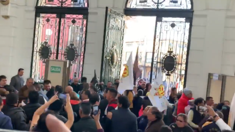 VIDEOS: Manifestantes irrumpen en el Congreso de la Ciudad de México para exigir una revisión del presupuesto