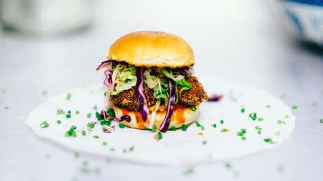 McDonald's presenta una hamburguesa vegetal que es inapropiada para los vegetarianos