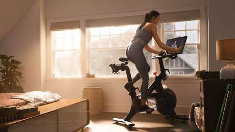 VIDEO: Polémico anuncio navideño de una bicicleta estática genera 1.500 millones de dólares de pérdidas a la compañía