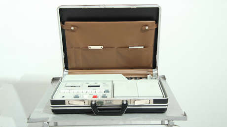 FOTO: Muestran el interior del maletín nuclear soviético