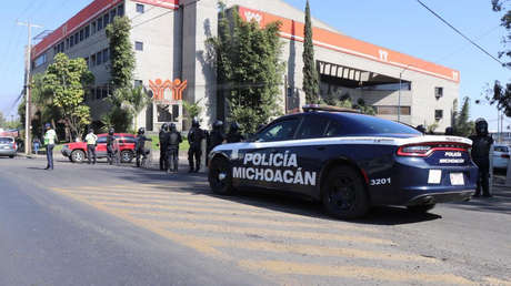 México: Un grupo armado entra a balazos a un municipio de Michoacán y quema un autobús público