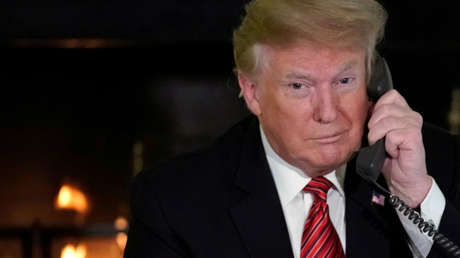 Trump niega que use un móvil personal