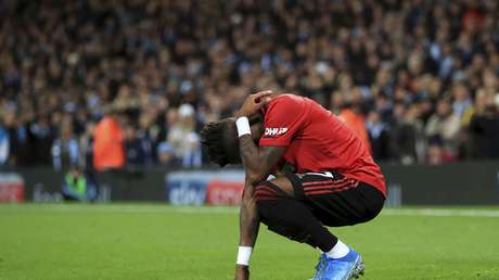 VIDEO: Lanzan objetos y entonan insultos racistas contra el futbolista Fred del Manchester United en pleno partido