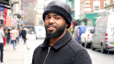 Un sintecho que dormía en aeropuertos consigue cambiar su vida y cumplir su sueño de infancia