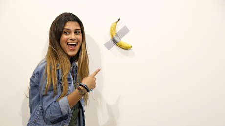 VIDEO: Llega a ver la obra de arte de la banana valorada en 120.000 dólares y se la come