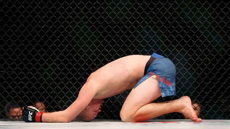 VIDEO: Pone fin a su retiro de la UFC y pierde por nocaut técnico tras recibir dos contundentes golpes bajos