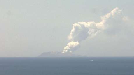 VIDEO, FOTOS: Uno de los volcanes más activos de Nueva Zelanda entra en erupción mientras varias personas se encontraban dentro del cráter