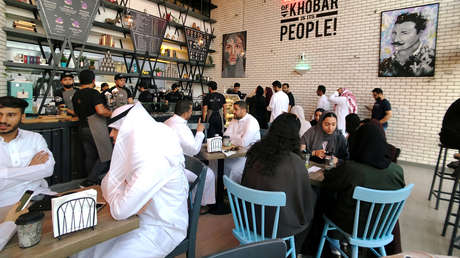 Arabia Saudita pone fin a las entradas en restaurantes que separan a hombres solos de mujeres y familias
