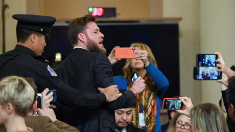 Un seguidor de Trump irrumpe en la sesión de juicio político y afirma que el presidente de EE.UU. es "inocente"