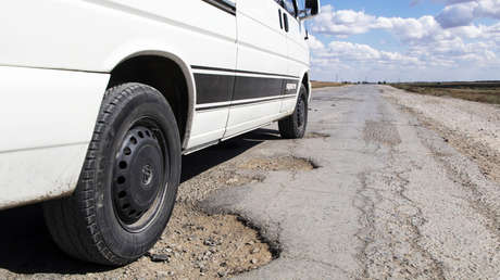 VIDEO: Un coche cae en un socavón que un camión abre tras su paso por una vía de Brasil