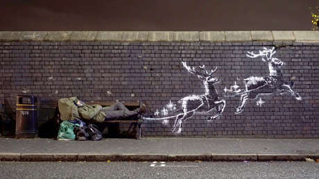 Aparece en una calle inglesa una obra 'interactiva' de Banksy que 'echa un cable' a los sintecho (VIDEO)