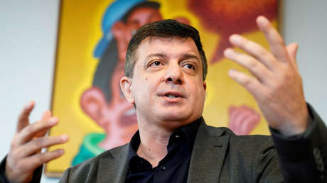 El artista que se comió una banana de 120.000 dólares afirma no sentirlo "en absoluto"