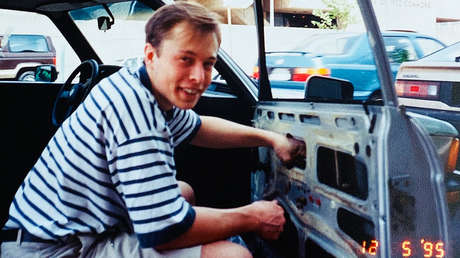 FOTO: Elon Musk reparaba su coche con artículos de chatarrería en 1995