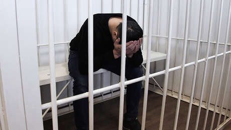 VIDEO: Sospechoso de asesinato intenta fugarse por el techo del juzgado