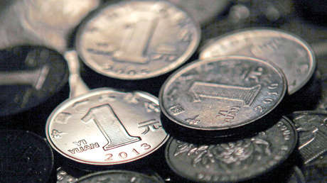 VIDEO: Mujer china se venga por una demanda pagando la multa con 140 kilos de monedas