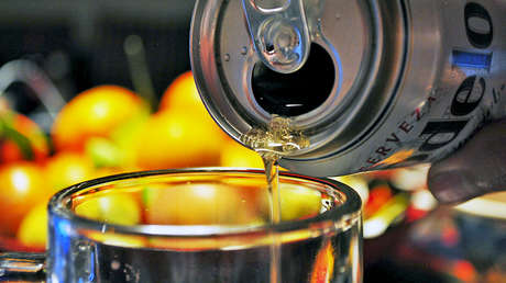 ¿Ayuda dar golpecitos a una lata agitada para evitar que se derrame cerveza al abrirla?