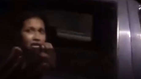 Policía colombiana sube por la fuerza a una joven en un vehículo sin placas oficiales durante una protesta