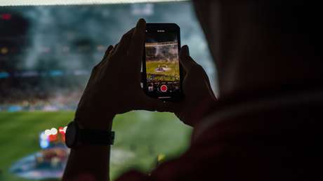 Realizan la primera transmisión del mundo de un partido de fútbol en formato vertical para dispositivos móviles (VIDEO)