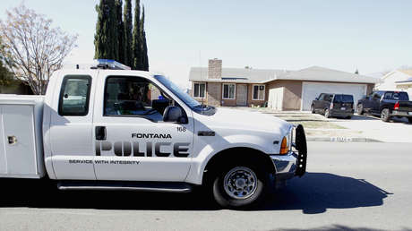 VIDEO: Finge llevar un arma para que un policía le dispare pero este lo disuade del suicidio