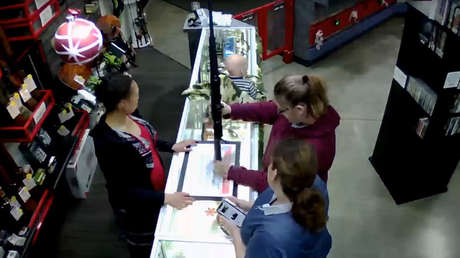 VIDEO: Un bebé cae del mostrador de una tienda mientras su madre prueba un arma de fuego