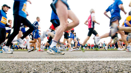 El corredor que dio una nalgada a una reportera durante una trasmisión se arrepiente: "me dejé llevar por el momento"