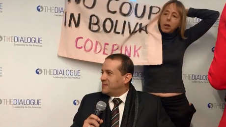 "Eres un mentiroso. Fascista. Neonazi": un grupo de activistas irrumpe en la conferencia de Luis Camacho en Washington