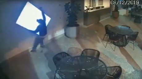 VIDEO: Los ladrones más torpes de Brasil intentan robar un televisor y protagonizan una 'charlotada'