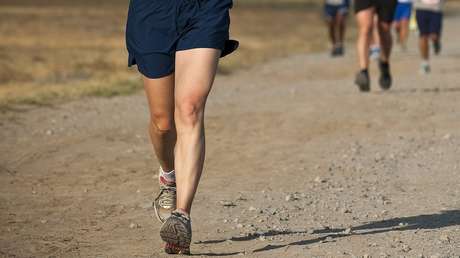 Una niña usa 'zapatillas' para correr hechas con vendajes y gana tres medallas de oro (FOTOS)