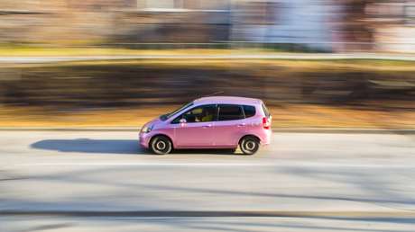 Dos automovilistas esquivan por los pelos a un coche que circulaba en dirección contraria a gran velocidad (VIDEO)