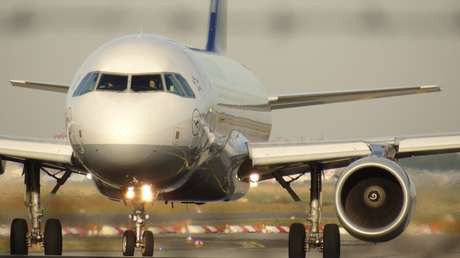 VIDEO: Pilotos luchan por aterrizar aviones en medio de fuertes vientos cruzados en un aeropuerto inglés