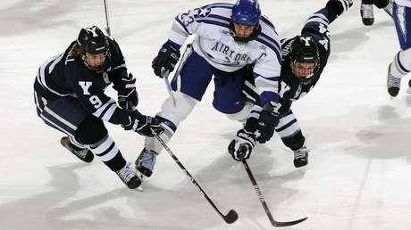 Terrible lesión durante partido de hockey sobre hielo: al portero casi le cortan la pierna con un patín (VIDEO, FOTO)
