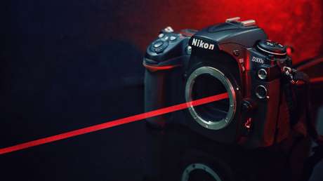 Un 'youtuber' compra en Internet un láser tan poderoso que agujereó el sensor de su cámara