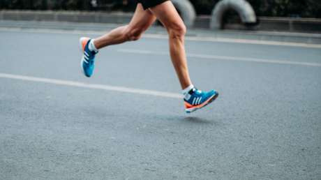 Arrestan al maratonista que manoseó a una reportera durante una transmisión en vivo