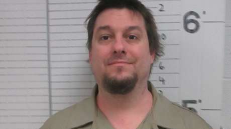 Un exgobernador de EE.UU. indulta al violador de una niña de 9 años condenado a 23 años de cárcel