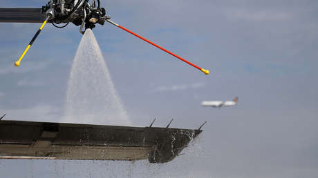 Un auxiliar de vuelo previene un 'potencial desastre' al detectar hielo en las alas de un avión a punto de despegar