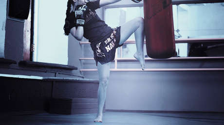 VIDEO: Una luchadora de 58 años de kick boxing noquea brutalmente a una rival de 21