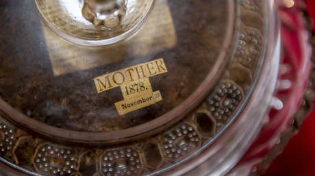 Una familia pasa un pastel de frutas de 141 años de generación en generación y no planea parar