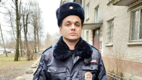 Un policía rescata a una niña a la que su madre quería tirar por la ventana para que "se convirtiera en ángel"