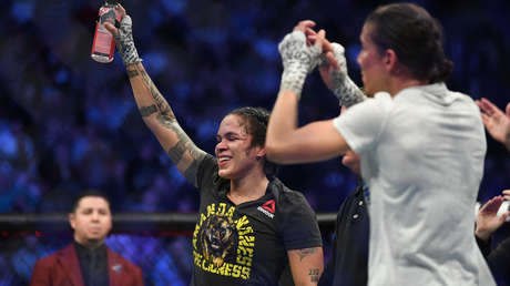 'La leona' Nunes vence a la neerlandesa Germaine y retiene el título de campeona de peso gallo de la UFC (VIDEOS)