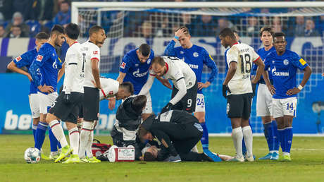 VIDEO: Un guardameta arrolla a un rival con una brutal patada en el pecho y recibe la tarjeta roja